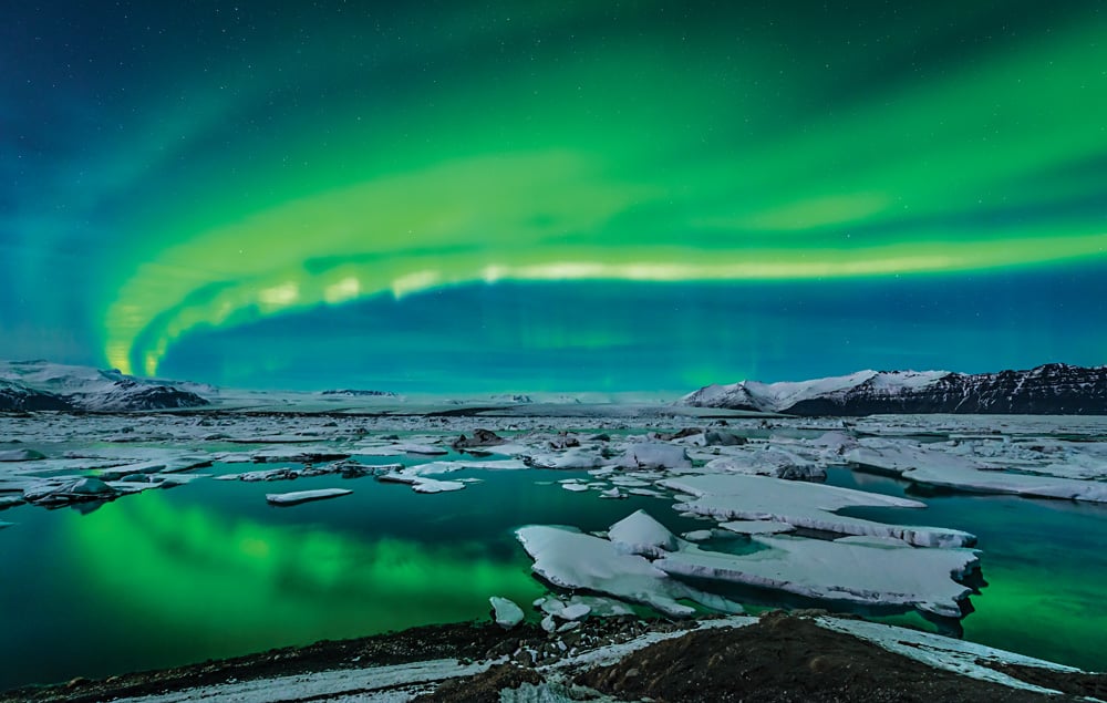 Aurore boréale verte au-dessus de la lagune glaciaire de Jökulsárlón