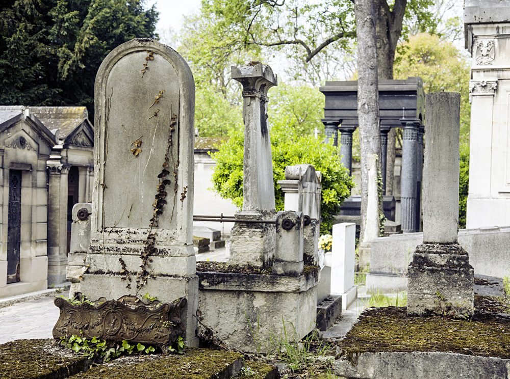 Allée bordée de tombes victoriennes envahies de végétation au cimetière de Highgate