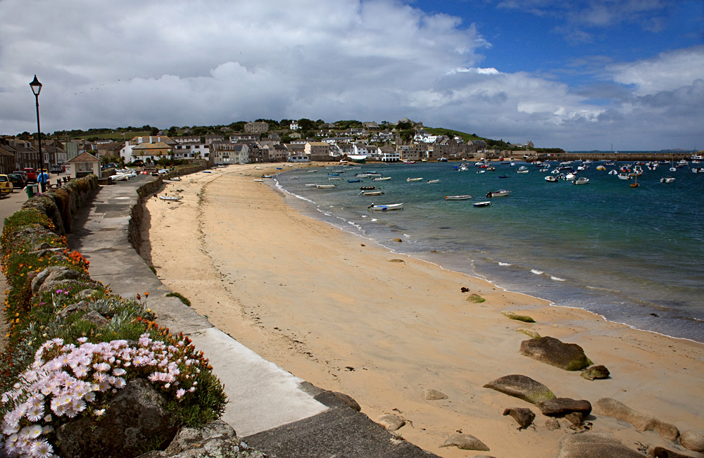 Plage de sable clair et eau turquoise aux îles Scilly