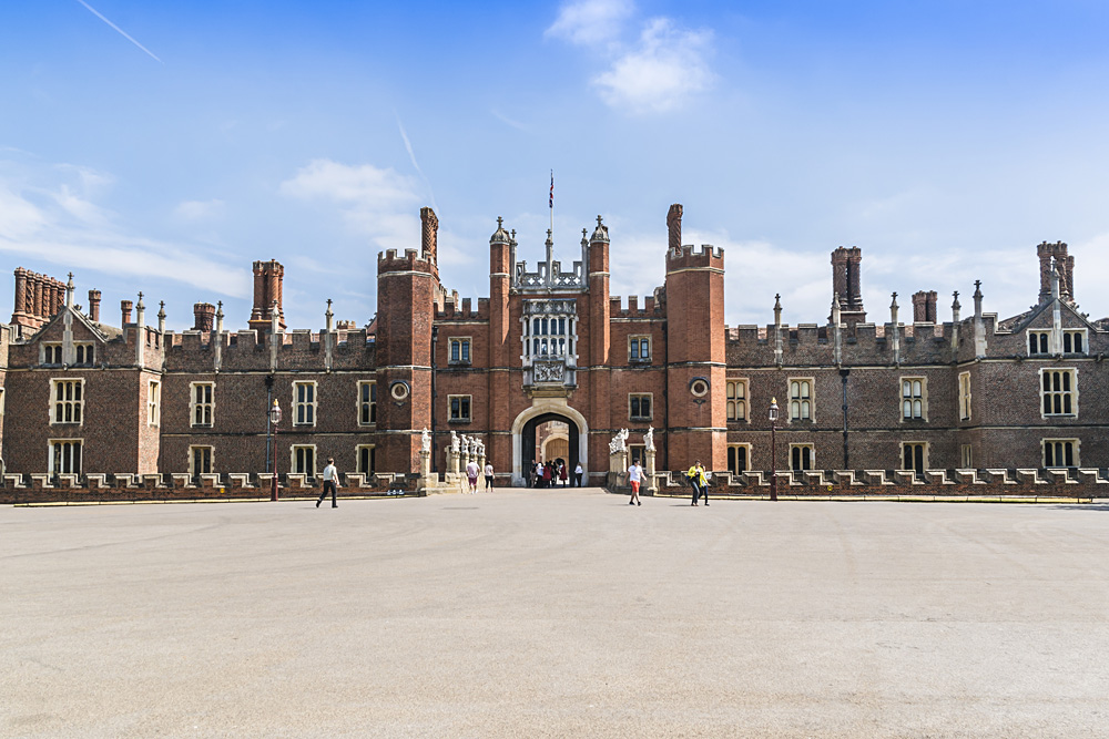 Façade en brique Tudor du palais de Hampton Court
