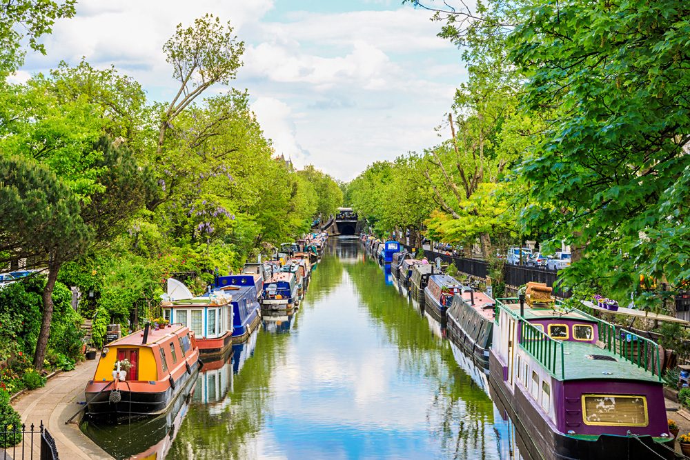 Péniches colorées amarrées le long du Regent’s Canal à Londres