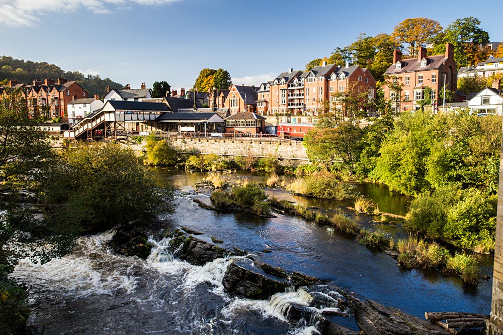 Rivière Dee et pont de pierre à Llangollen