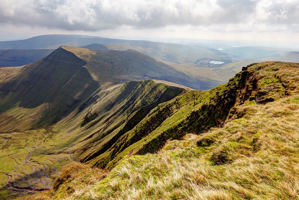Crêtes herbeuses des Brecon Beacons au pays de Galles