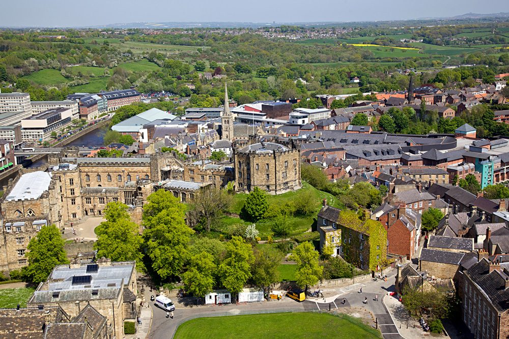 Cathédrale de Durham au-dessus des berges boisées de la Wear