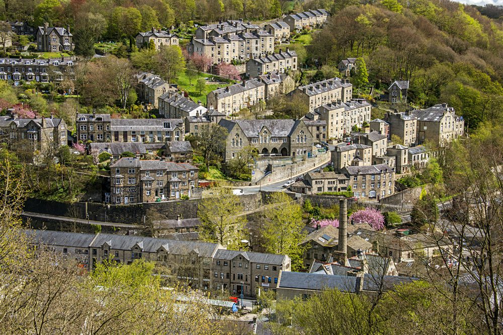 Maisons en pierre de Hebden Bridge au bord du canal