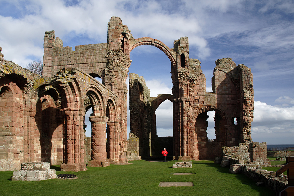 Château de Lindisfarne sur son rocher au-dessus de la mer
