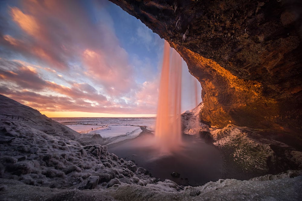 Cascade de Seljalandsfoss vue depuis l’arrière, dans un paysage givré au coucher du soleil