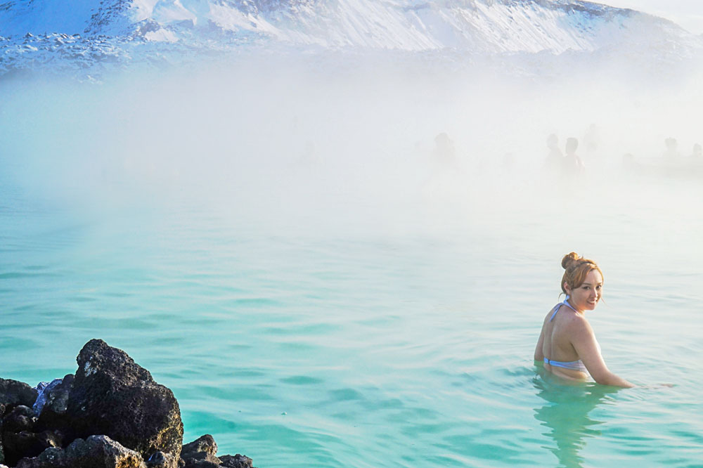Baigneuse dans l’eau turquoise et fumante du Blue Lagoon