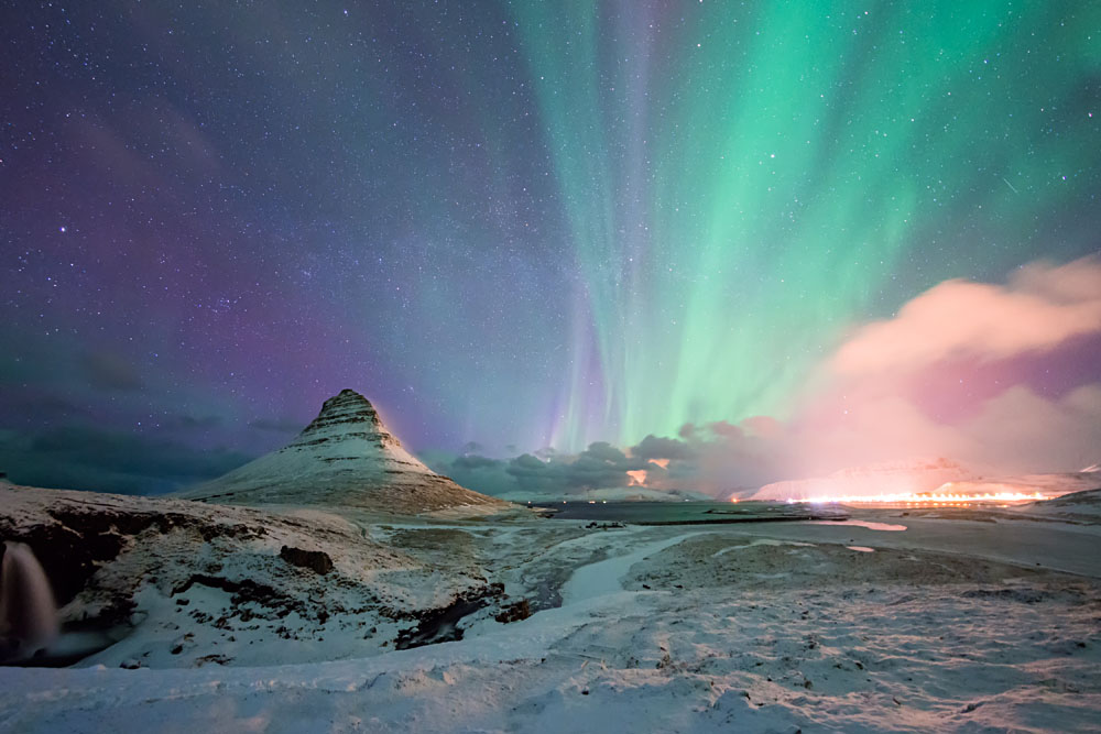 Aurore boréale au-dessus du mont Kirkjufell enneigé, péninsule de Snæfellsnes