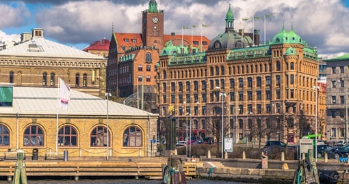 Bâtiments anciens à tourelles vertes au bord du port de Göteborg