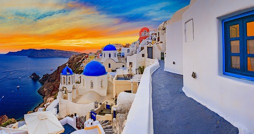 Maisons blanches et coupoles bleues d’Oia, à Santorin, au coucher du soleil