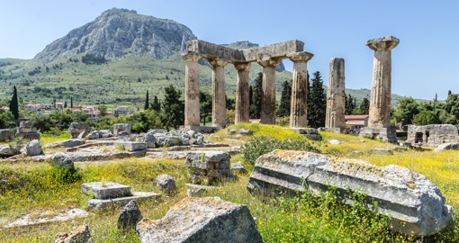Les colonnes du temple d’Apollon à l’ancienne Corinthe, avec l’Acrocorinthe en arrière-plan
