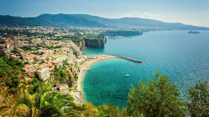 Sorrente perchée sur ses falaises au-dessus de la baie de Naples
