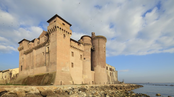 Le château de Santa Severa au bord de la mer Tyrrhénienne