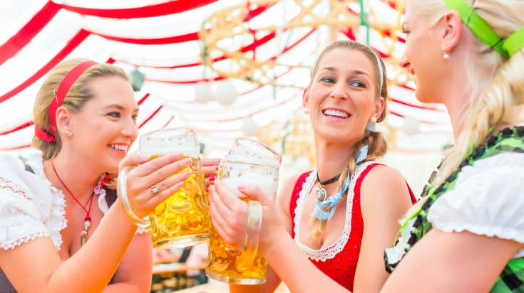 Intérieur d’un chapiteau de l’Oktoberfest