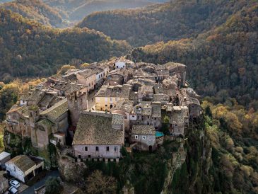 Bienvenue à Calcata : Le paradis des hippies en Italie - img